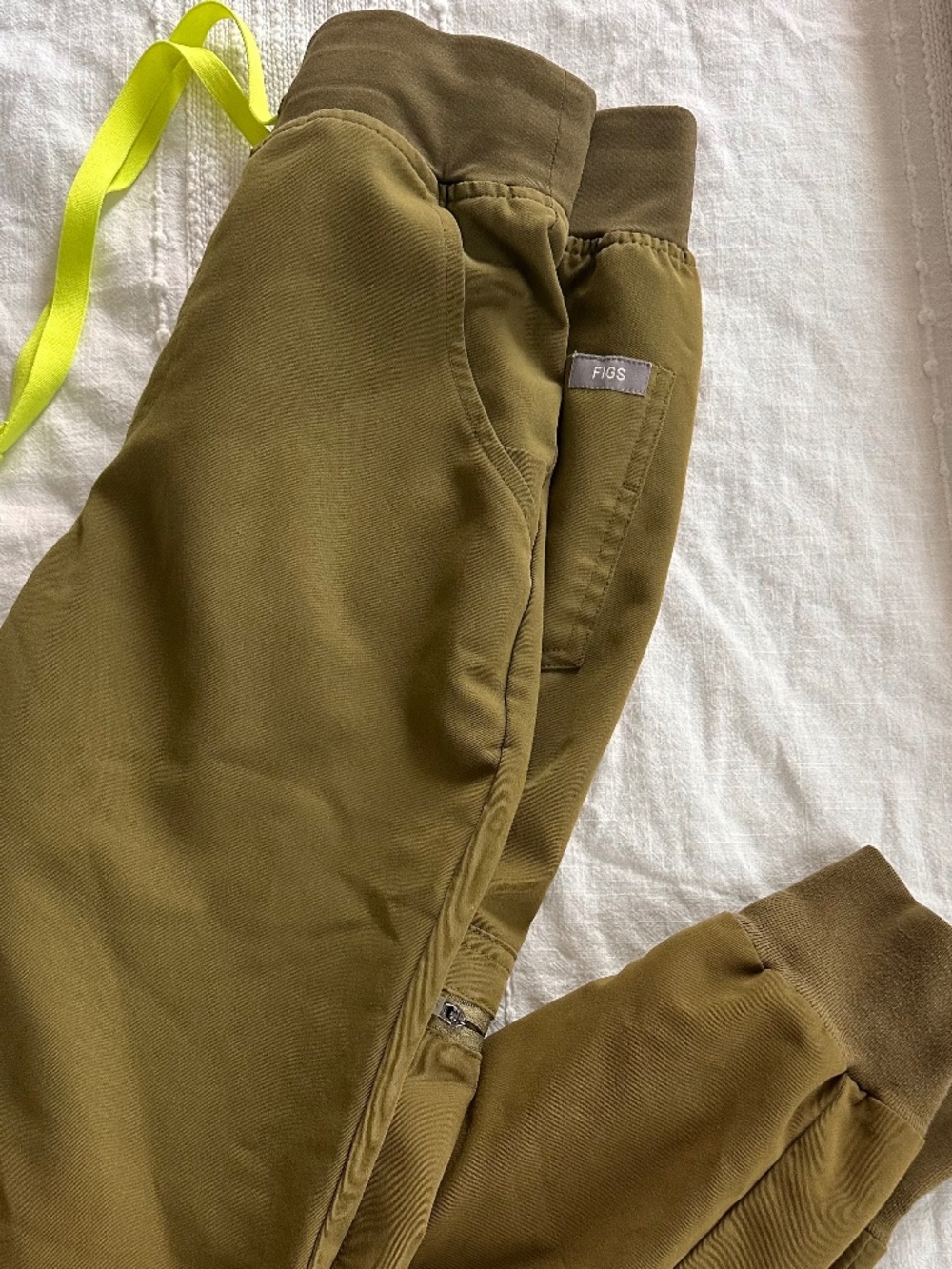 FIGS scrubs jogger